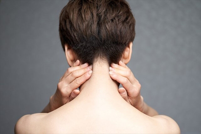 脊柱管狭窄症とは⁉首や肩、手のしびれを放っておくと危険な訳